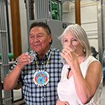 Le chef Michael Starr et la ministre Hajdu boivent un verre d'eau à l'usine de traitement de l'eau.