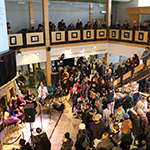 Grand plan de la salle lors de la prestation de chants traditionnels.